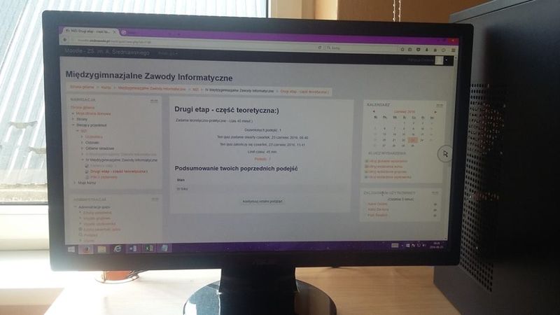 Na zdjęciu monitor komputerowy, na którym znajduje się informacja dla uczestnika konkursu o jego osiągnięciach w pierwszym etapie konkursu i przejściu do kolejnej tury