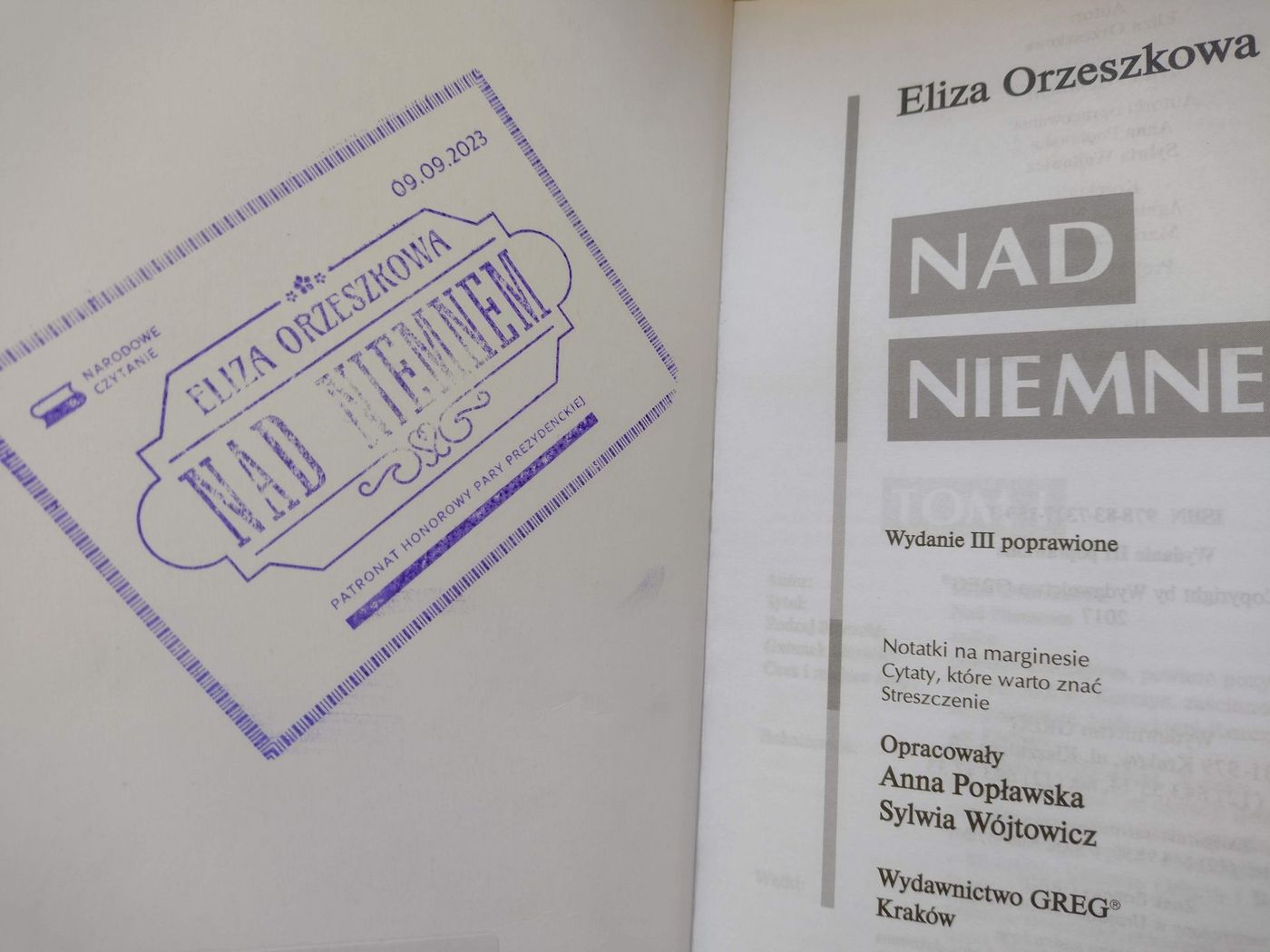Oficjalna pieczątka Narodowego Czytania 2023, autor: A. Garbień