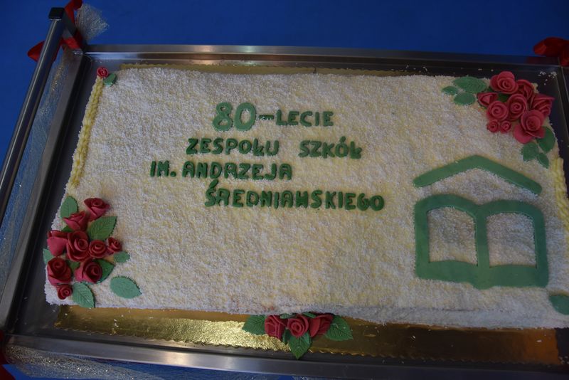 Tort został wykonany przez uczniów technikum gastronomicznego Zespołu Szkół im. Andrzeja Średniawskiego w Myślenicach. Na torcie umieszczono nazwę i logo szkoły oraz dekorację kwiatową